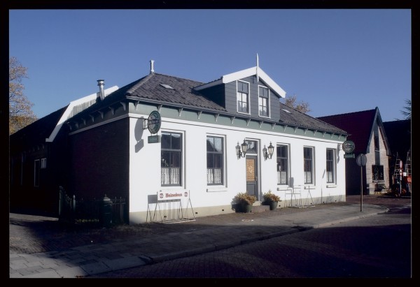 Herberg Het Moriaanshoofd in Wormer. Achter het café bevindt zich de kolfbaan van de clubs Moriaan en Togido. (Foto: W. de Jong, Gemeentearchief Zaanstad)