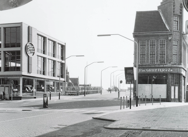 De Beatrixbrug is klaar. Links de nieuwe winkel van De Gruyter, rechts het oude pand, dat naderhand alsnog gesloopt zou worden in verband met de verkeersveiligheid.