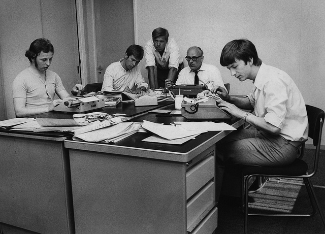De Zaanlander-redactie in het Wormerveerse kantoor. Van rechts af: Martin Rep, Han de Jong, Fred Voorbergen, Coo Dijkman, Albert Meester. Foto Frits Rijkes.