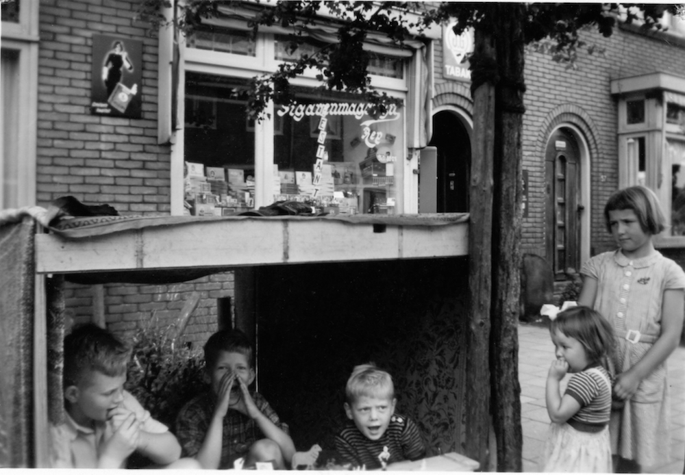 Plaatjeskerkmis bij Sigarenmagazijn Rep in Zaandam. De verkopers, vlnr: Tom Stom, ik, Arthur.