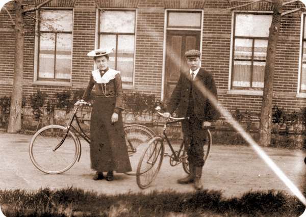 www-????; man met fiets en vrouw met fiets; scan archief Jaap Kalf; txt20090106; repro