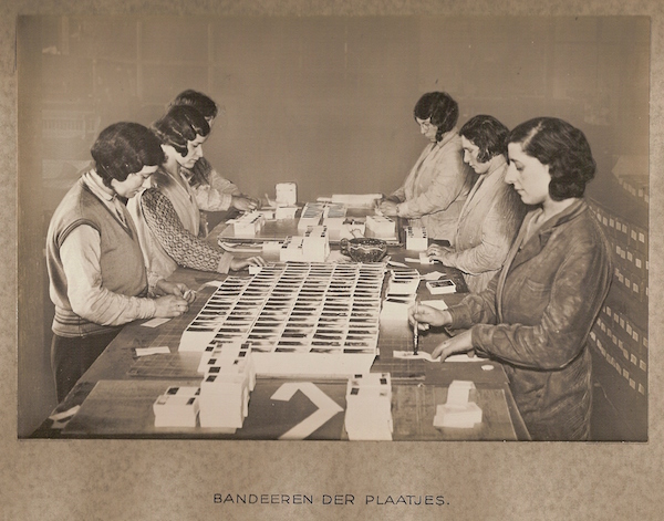 drukkerij-van-leer-co-fotoserie-over-het-drukken-van-de-verkadeplaatjes-1934-beeld-zaans-museum-collectie-sbcev