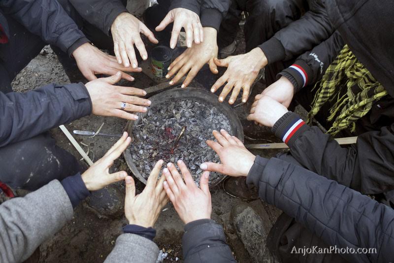 duinkerken-23-01-2016-een-groep-jongens-warmen-hun-handen-boven-gloeiende-kolen-het-vluchtelingenkamp-is-een-modderbad-alles-is-vies-nat-en-koud