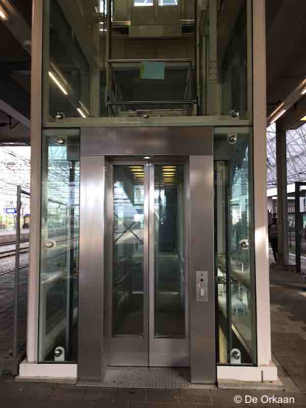 Zus Verlengen compact Nieuwe glazen lift voor station Zaandam - De Orkaan