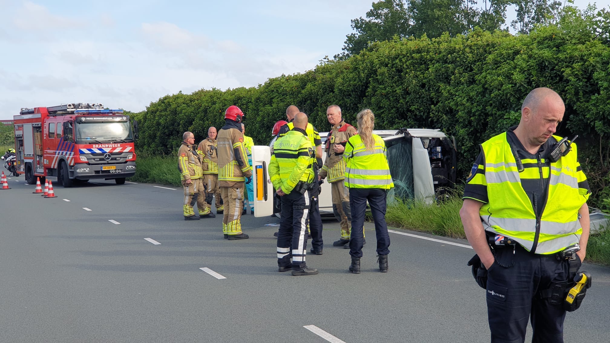 “Car rolls over and catches fire on provincial road in Zaandam”