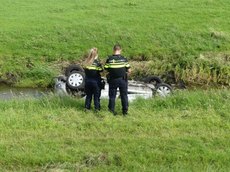 Auto Belandt Ondersteboven In Sloot Zeedijk, Assendelft - De Orkaan