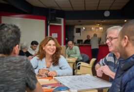 2024-2-Deelneemster-Farahnaz-en-vrijiwlliger-Kees-in-Taalcafe-de-Sluis-fotograaf-Michel-Khouri