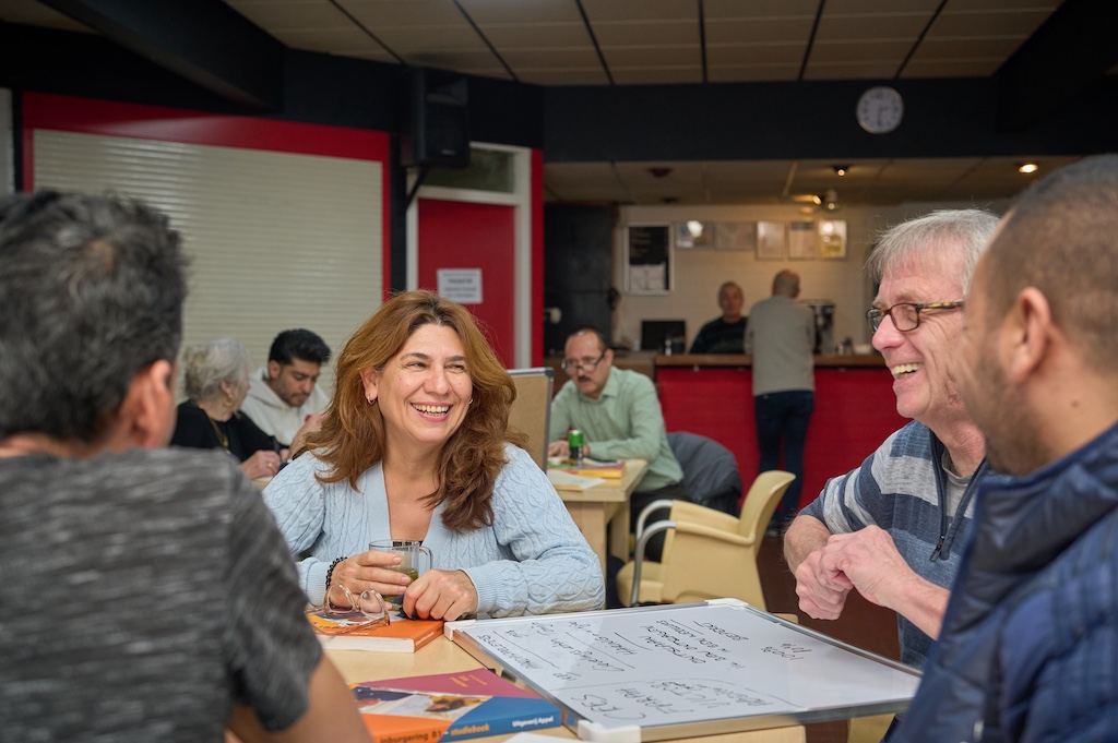 2024-2-Deelneemster-Farahnaz-en-vrijiwlliger-Kees-in-Taalcafe-de-Sluis-fotograaf-Michel-Khouri